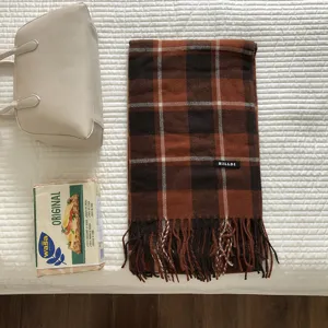 Gemütlicher brauner Karoschal für Damen, klassisches Frillendesign, weich und warm.
