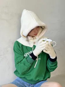 Herbst Winter warme Damen Strickhandschuhe mit Fleecekapuze und stylischem grünem Sweatshirt.