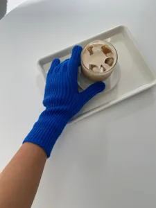 Detailansicht von warmen Strick-Fünffinger-Touchscreen-Handschuhen in leuchtendem Blau.