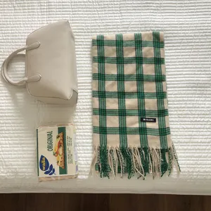 Grüner Karo Winterschal Detail, gemütlicher Fransen Strickschal für Damen und Herren.