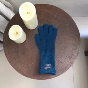 Nahaufnahme von einfarbigen Strick-Wollhandschuhen für Damen, warmes Winteraccessoire.
