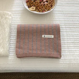 Gemütlicher rosa gestreifter Strickschal für Damen, warmer Winter-Halswärmer, Retro-Stil.