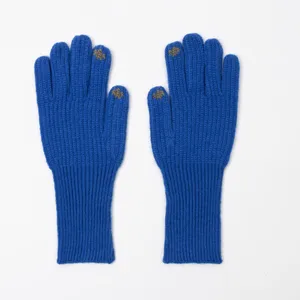 Nahaufnahme blauer Strick-Touchscreen-Handschuhe Fingerspitzen Detail für warme Wintertage.