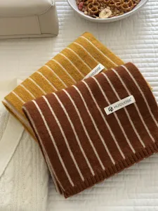 Stylischer Strickschal mit Streifen für Damen, warmer Winterschal im Retro-Modestil.