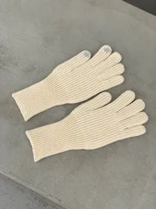 Detailansicht von Winter Strick Touchscreen Handschuhen, gerippte beigen Thermo Handschuhe.