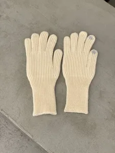 Detailansicht beige Strick-Touchscreen-Handschuhe mit Rippbündchen für den Winter.