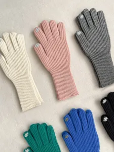 Detailansicht von Winter Strick Touchscreen Handschuhen in vielen Farben und Rippenstrick.
