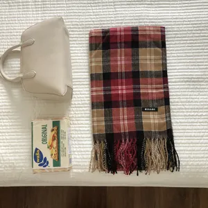 Klassischer Karoschal fuer den Winter aus weichem Material mit Fransen fuer Damen.