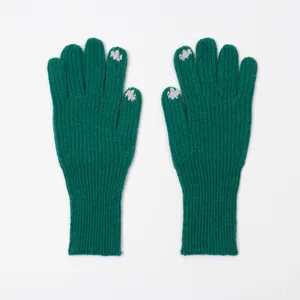 Nahaufnahme von grünen Winter-Strickhandschuhen mit Touchscreen-Fingerspitzen und Bündchen.