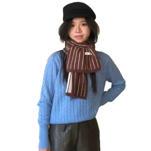 Gemütlicher braun gestreifter Strickschal für Damen, warmes Wintermode-Accessoire.