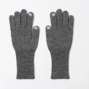 Nahaufnahme der Winter-Knitting-Handschuhe mit Touchscreen-Fingerspitzen und Rippbündchen.