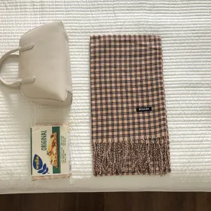 Klassischer Karo-Winterschal mit Fransen, warmer und gemütlicher Retro-Stil für Damen.