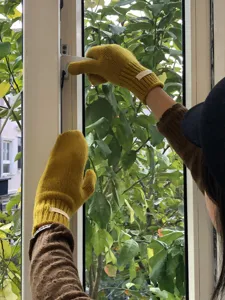 Mitones de lana amarilla acogedores para el invierno, diseño de punto liso para clima frío.