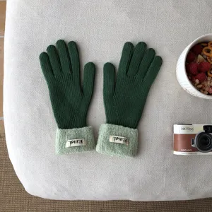 Gemütliche winterliche Touchscreen warme Strickhandschuhe mit Lammwolle Bündchen.