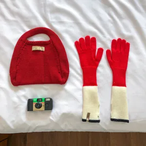 Knitted red handbag and long color-blocked touchscreen gloves set exquisite detail view.
