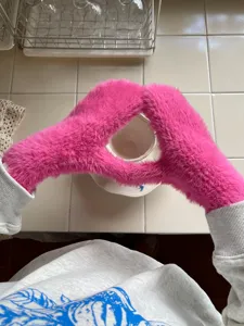 Gemütliche rosa Kunstfell-Winterhandschuhe, weiche warme flauschige Fäustlinge für kalte Tage.