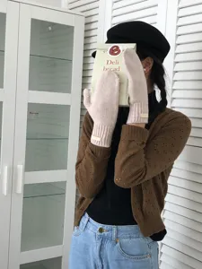 Guantes mitones de punto de lana sólida cálida invierno vista detalle textura cómoda.