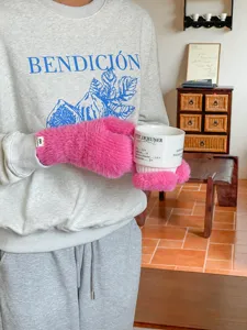 Rosa flauschige Plüsch Winterhandschuhe Detailaufnahme, warme süße Fellhandschuhe.