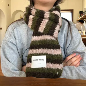 Dettaglio sciarpa a righe in mohair multicolore calda abbigliamento invernale design.