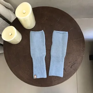 Nahaufnahme von weichen Damen Strick-Fingerlosen Handschuhen in Hellblau, kuschelig warm.