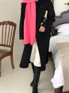 Modischer hellrosa Strick-Wollschal für Damen im Winter, warm, elegant und stilvoll im Alltag