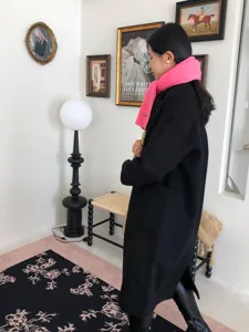 Gemütlicher winterlicher rosa Strickschal für Damen, stilvoller warmer großer Wollschal.