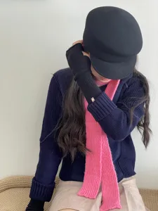 Nahaufnahme von warmen Strick-Fingerlosen Handschuhen im stylischen Winter-Outfit.