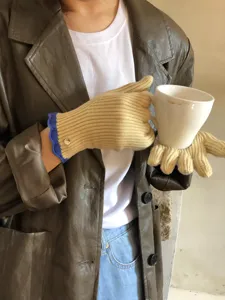 Gemütliche Winter Wollhandschuhe mit blauen Rüschenbündchen für warme Hände, Detailansicht.