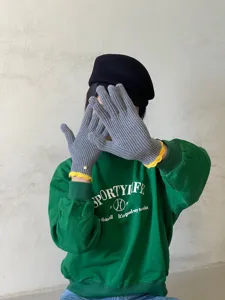 Gemütliche Winter Wollstrick Touchscreen Handschuhe mit modischen Rüschenbündchen.