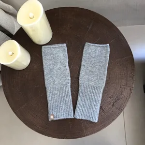 Weiche graue Strick-Fingerlose Handschuhe im Detail, warme Wollmischung Armwärmer.