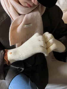 Gemütliche Strickhandschuhe Detailansicht mit niedlichen Rüschenbündchen aus weicher Wolle.