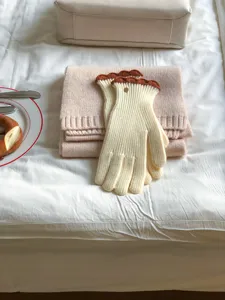 Gemütliche Winter-Knitted-Handschuhe mit süßem Kontrastrand, warme Wollmischung für kalte Tage.