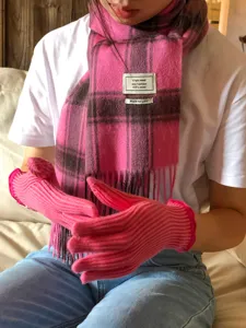 Rosa karierter Wollschal und Touchscreen-Handschuhe Set, gemütliche warme Winteraccessoires.