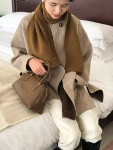 Detailansicht Damen Herbst Winter braune reine Wolle Strickschal warm gemütlich Stil.