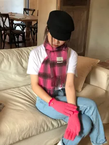Gemütliche koreanische Winter Wolle Strickhandschuhe und rosa Karos Schal Set warm.
