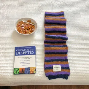 Sciarpa a righe in mohair a colori contrastanti da donna, accessorio moda invernale caldo.