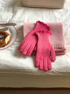 Rosa gerippte Strickhandschuhe mit Bogenbündchen und Schal fuer kuschelig warme Wintertage