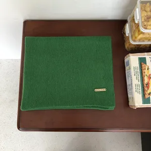 Grüner Strickschal für den Winter, warm und gemütlich, hochwertige Wollmischung im Detail.