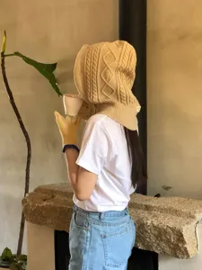 Gemütliche Winter Strickmütze Kapuze mit warmen Handschuhen Detailansicht, stilvolle beige Wollmode.
