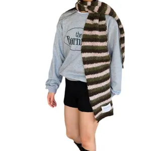 Sciarpa a righe colorblock in mohair da donna, calda e morbida per la stagione invernale.