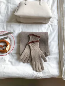 Winter warme Strickhandschuhe und Schal Set, süßes Kontrastspitzen-Design, weiche Wolle.