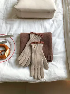Gemuetliche Winter Wollstrick Touchscreen Handschuhe mit eleganten Bogenkanten und passendem Schal.
