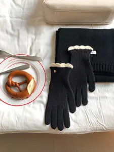 Nahaufnahme von warmen Strickhandschuhen im Winter mit süßen weißen Kontrastbündchen.