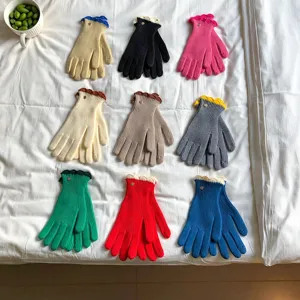 Winterwarme Strickhandschuhe mit süßen Rüschen und Touchscreen-Design in bunten Farben.
