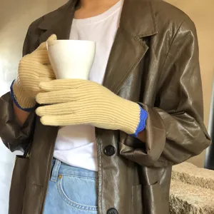 Winterliche warme koreanische Wollstrick Handschuhe mit zweifarbigen Rippbündchen.