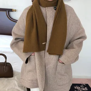Gemütlicher warmer Winter-Wollschal in Braun, weiches Rippstrick-Design für den Alltag.