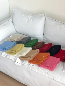 Bufanda de lana de color sólido para mujer, calentador de cuello tejido con etiqueta metálica.