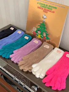 Plush winter touch screen gloves, cozy solid color warm gloves for women detail view.