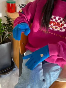 Guanti in maglia blu carini con ricamo di orsetto, guanti termici invernali touch screen per coppie.