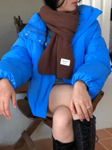 Winterwarme Strickschal und hellblaue Daunenjacke Set, stilvoll und kuschelig für kalte Tage.